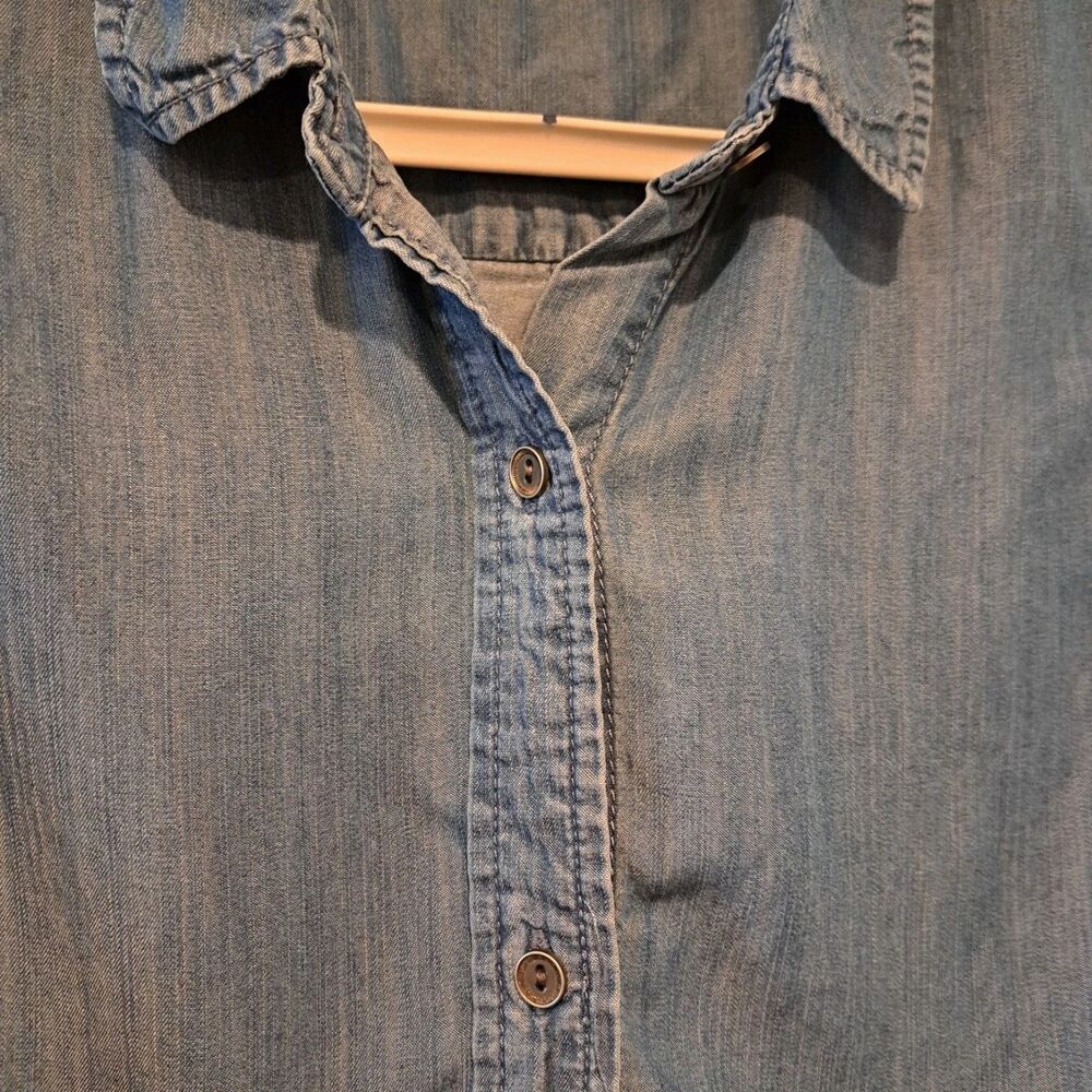 Beach Lunch Lounge Womens Top L Ombre Denim Sleeveless Shirt Button Up - Picture 4 of 5